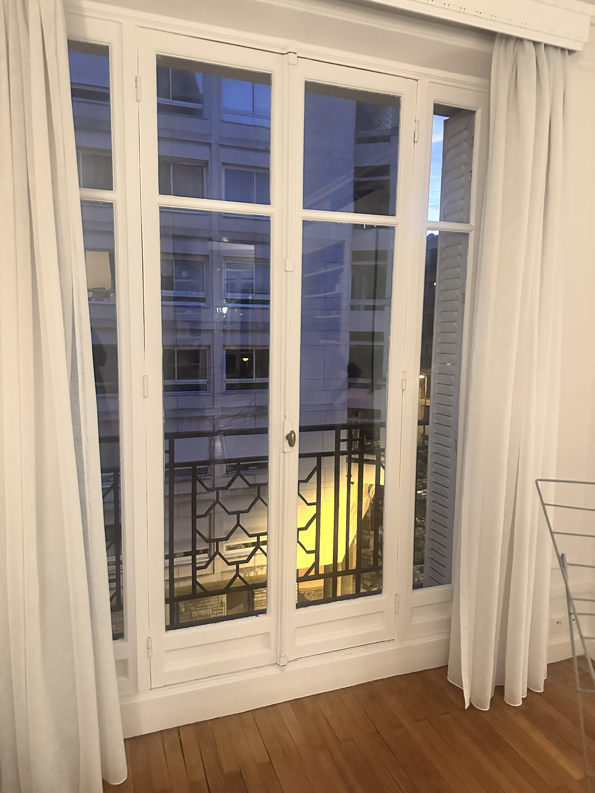 Menuiserie extérieure - Fenêtre blanche + rebord